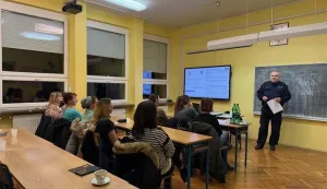 Policijski službenik za sigurnost i preventivu cestovnog prometa Policijske postaje Beli Manastir održao je interaktivna predavanja roditeljima učenika osnovnih &scaron;kola u Zmajevcu i &Scaron;ećerani na temu sigurnosti djece u prometu, prosinac 2025.