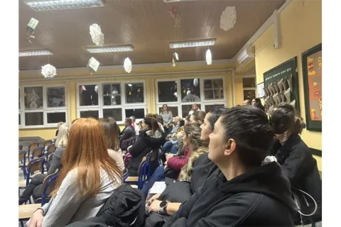 Policijski službenik za sigurnost i preventivu cestovnog prometa Policijske postaje Beli Manastir održao je interaktivna predavanja roditeljima učenika osnovnih &scaron;kola u Zmajevcu i &Scaron;ećerani na temu sigurnosti djece u prometu, prosinac 2025.