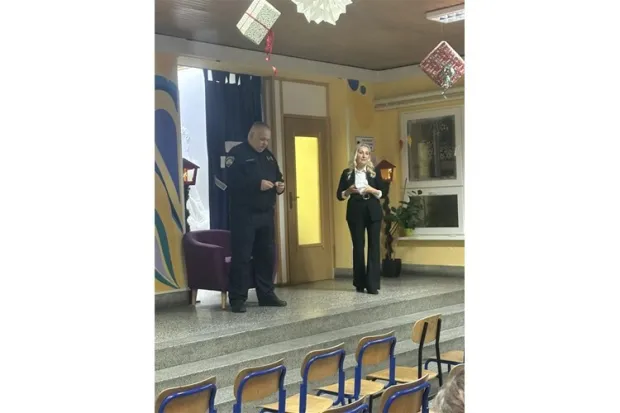 Policijski službenik za sigurnost i preventivu cestovnog prometa Policijske postaje Beli Manastir održao je interaktivna predavanja roditeljima učenika osnovnih &scaron;kola u Zmajevcu i &Scaron;ećerani na temu sigurnosti djece u prometu, prosinac 2025.