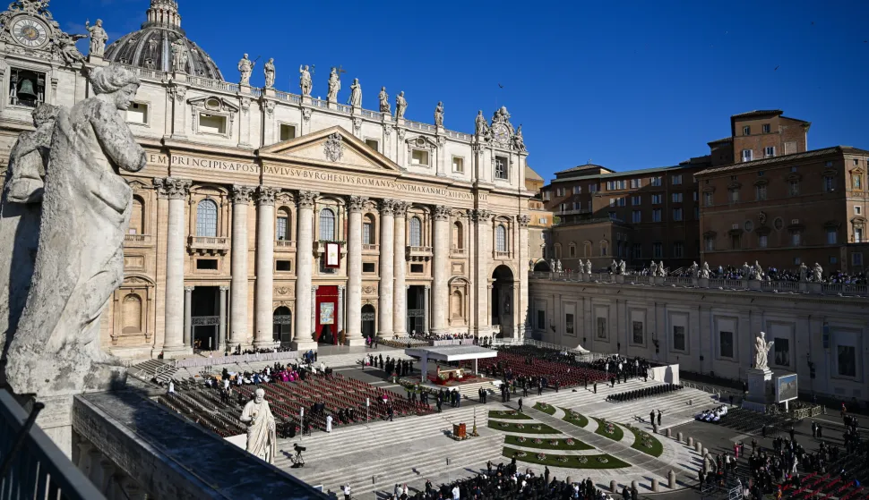 epa12111717 Faithful wait for the Inauguration Mass of Pope Leo XIV in front of the dome in St. Peter's Square, Vatican City, 18 May 2025. EPA/DAREK DELMANOWICZ POLAND OUT