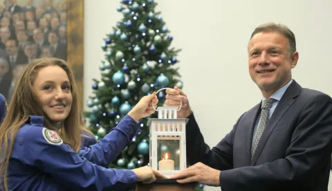 Zagre,17.12.2024. - &nbsp;Izaslanstvo Saveza izviđača Hrvatske tradicionalno je unijelo u Hrvatski sabor Betlehemsko svjetlo, koje je primiopredsjednik Sabora Gordan Jandroković.&nbsp;foto HINA/ Tomislav Pavlek/ tp