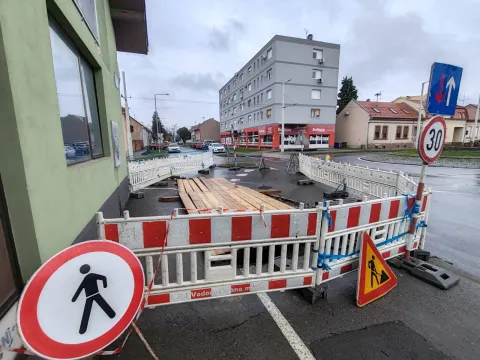 Propao pločnik na kružnom toku DIvaltova - SrijemskaGOJKO MITIĆ