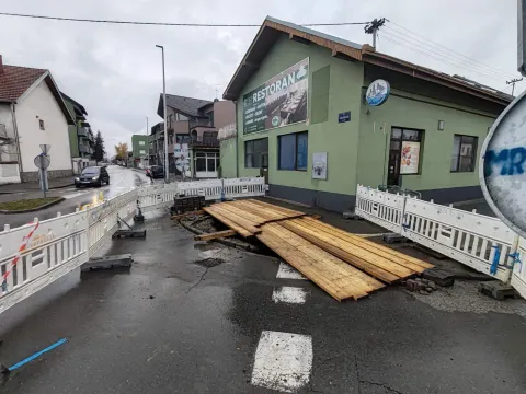 Propao pločnik na kružnom toku DIvaltova - SrijemskaGOJKO MITIĆ