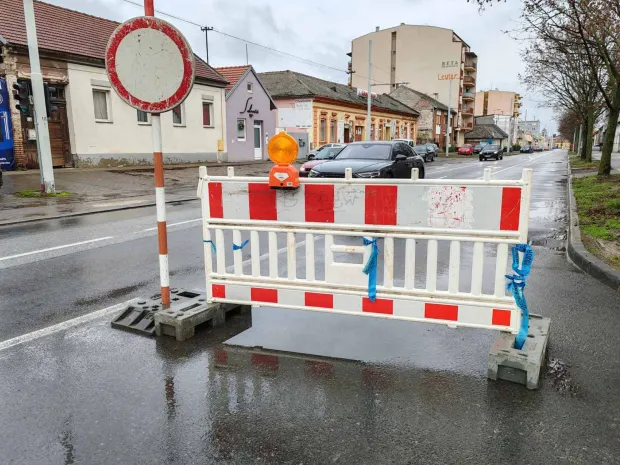 Propao pločnik na kružnom toku DIvaltova - SrijemskaGOJKO MITIĆ