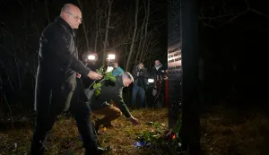 Zagreb, Sljeme - Srpsko narodno vijeće (SNV) i Antifa&scaron;istička liga Republike Hrvatske, uz potporu Grada Zagreba, obilježili su 34. godi&scaron;njicu ubojstva, Aleksandre, Marije i Mihajla Zeca, i to na sljemenskom lokalitetu Adolfovac, mjestu gdje su u noći sa 7. na 8. prosinca 1991. ubijene dvanaestogodi&scaron;nja Aleksandra i njezina majka Marija Zec. foto HINA/ SNV/ Sandro Lendler/ tm