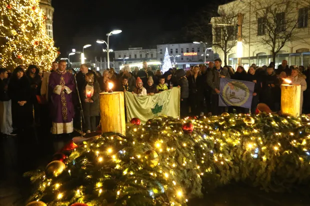 Osijek, 05. 12. 2025, Trg Ivana Pavla II. ispred Konkatedrale 2. adventsku sviječu upalila je županica Nataša Tramišak uz pomoć izviđača.snimo GOJKO MITIĆ