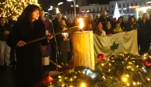 Osijek, 05. 12. 2025, Trg Ivana Pavla II. ispred Konkatedrale 2. adventsku sviječu upalila je županica Nataša Tramišak uz pomoć izviđača.snimo GOJKO MITIĆ