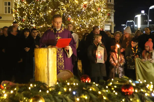 Osijek, 05. 12. 2025, Trg Ivana Pavla II. ispred Konkatedrale 2. adventsku sviječu upalila je županica Nataša Tramišak uz pomoć izviđača.snimo GOJKO MITIĆ