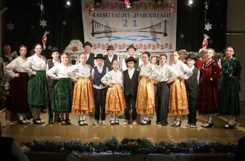 Osijek, 06. 12. 2025., Mađarski centar, KUD Rusina Osijek, dravski valovi, djeca sa nošnjama iz ormara SNIMIO BRUNO JOBST