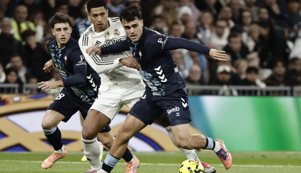 epa12577624 Real Madrid's Jude Bellingham (L) in action against Celta's Miguel Roman (R) during the Spanish LaLiga soccer match between Real Madrid and Celta de Vigo, in Madrid, Spain, 07 December 2025. EPA/Sergio Perez
