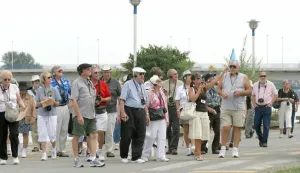 OSIJEK, 16. 08. 2010, ETALITE UZ DRAVU, VODENA VRATA, TURISTI, KONITINENTALNI TURIZAM STRANCI, SLOBODNJAK&nbsp;...snimio GOJKO MITIĆ