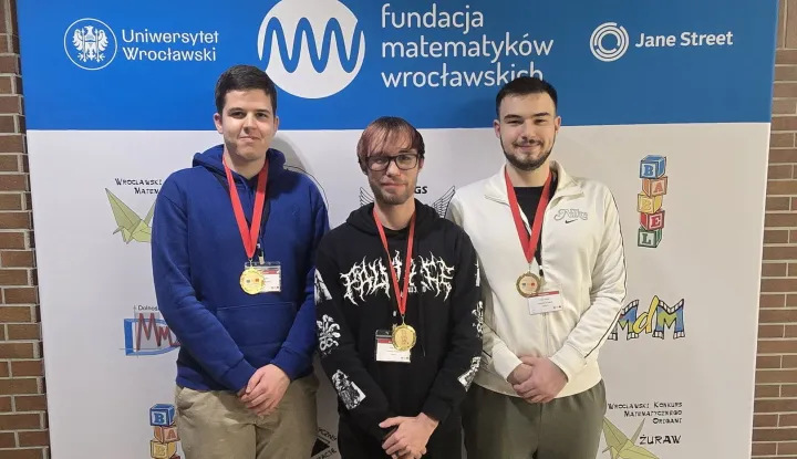 ZAGREB, 8. prosinca 2025. (Hina) - Tim studenata informatičara sa zagrebačkog Sveučilišta osvojio je zlatnu medalju i četvrto mjesto na Srednjoeuropskom studentskom ICPC natjecanju (CERC) u Poljskoj, na kojemu je sudjelovalo 70 timova s 31 sveučilišta iz osam srednjoeuropskih zemalja.