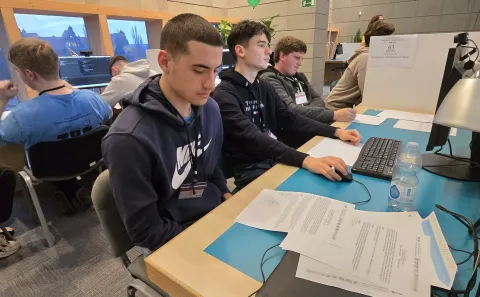 ZAGREB, 8. prosinca 2025. (Hina) - Tim studenata informatičara sa zagrebačkog Sveučili&scaron;ta osvojio je zlatnu medalju i četvrto mjesto na Srednjoeuropskom studentskom ICPC natjecanju (CERC) u Poljskoj, na kojemu je sudjelovalo 70 timova s 31 sveučili&scaron;ta iz osam srednjoeuropskih zemalja.