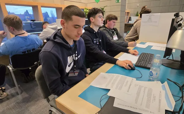 ZAGREB, 8. prosinca 2025. (Hina) - Tim studenata informatičara sa zagrebačkog Sveučili&scaron;ta osvojio je zlatnu medalju i četvrto mjesto na Srednjoeuropskom studentskom ICPC natjecanju (CERC) u Poljskoj, na kojemu je sudjelovalo 70 timova s 31 sveučili&scaron;ta iz osam srednjoeuropskih zemalja.
