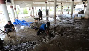epa12563965 Residents help clean a mud- and water-covered mosque in a flood-affected village in the Meureudu area, Pidie Jaya, Aceh, Indonesia, 02 December 2025. According to the National Disaster Management Agency, floods and landslides triggered by Tropical Cyclone Senyar have killed more than 600 people across Aceh, North Sumatra, and West Sumatra provinces. EPA/HOTLI SIMANJUNTAK