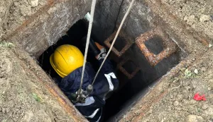 Osijek, 08. 12. 2025., Kružni tok, Divaltova - Srijemska, Voodovod Osijek, radovi, kanalizacija, pukla cijev, saniranje, &scaron;teta, spu&scaron;tanje; spa&scaron;avanje; rupa; odvod; &scaron;aht SNIMIO BRUNO JOBST