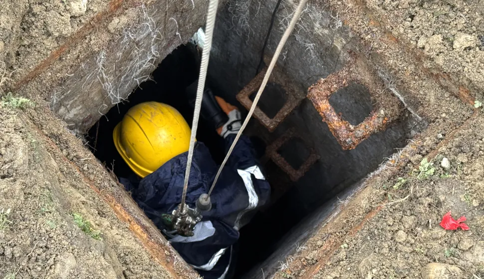 Osijek, 08. 12. 2025., Kružni tok, Divaltova - Srijemska, Voodovod Osijek, radovi, kanalizacija, pukla cijev, saniranje, &scaron;teta, spu&scaron;tanje; spa&scaron;avanje; rupa; odvod; &scaron;aht SNIMIO BRUNO JOBST