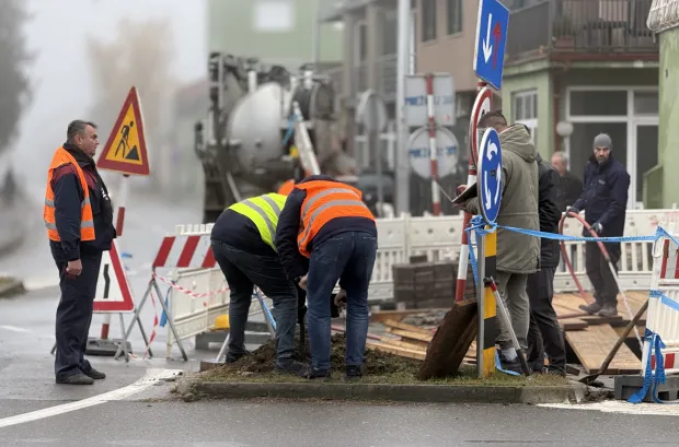 Osijek, 08. 12. 2025., Kružni tok, Divaltova - Srijemska, Voodovod Osijek, radovi, kanalizacija, pukla cijev, saniranje, &scaron;teta SNIMIO BRUNO JOBST