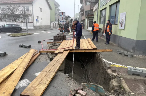Osijek, 08. 12. 2025., Kružni tok, Divaltova - Srijemska, Voodovod Osijek, radovi, kanalizacija, pukla cijev, saniranje, &scaron;teta SNIMIO BRUNO JOBST