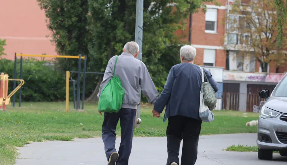 Osijek, 24. 09. 2025, Jug 2, Umirovljenički bračni par u &scaron;etnji, povratak iz shoppinga, ljubav i u zlatno doba...snimio GOJKO MITIĆ