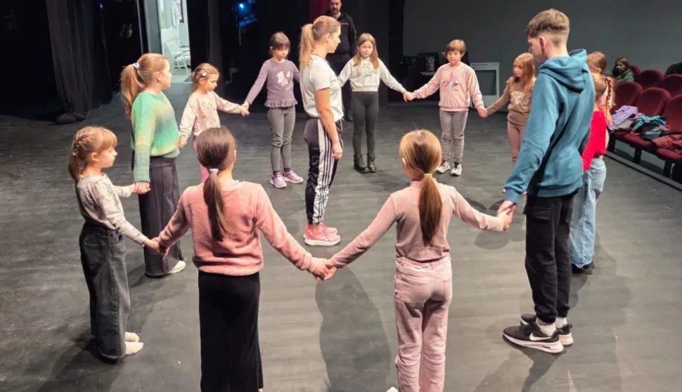 VINKOVCIOdržana je posljednja u ciklusu od šest radionica iz projekta Umjetničke radionice za djecu i mlade Kulturnog centra Vinkovci. Ovoga puta mali sudionici uživali su u folklornoj radionici "Pjevaj i pleši našim krajem – tradicijske igre, pjesme i plesovi vinkovačkog kraja".prosinac 2025.