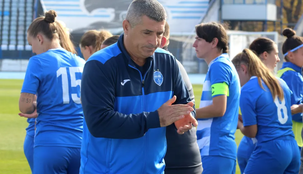 Osijek, 02. 11. 2025, Stadion Gradski vrt, nogmoet, Osijek - Split, Magenta liga nogometa&scaron;ica. Robert &Scaron;pehar, trener.snimio GOJKO MITIĆ