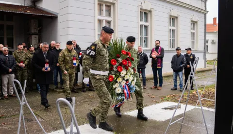 Osijek, 8. 12. 2025., Spomen-obilježje vojne policije u sjećanje na poginule, Kampusspomen obilježje; vojna policija; polaganje vijenaca