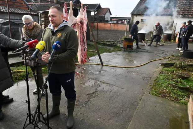 Stari Mikanovci, 08.12.2025. - Potpredsjednik Vlade i ministar poljoprivrede, &scaron;umarstva i ribarstva David Vlajčić&nbsp;u ponedjeljak, 8. prosinca 2025. godine&nbsp;sudjelovao je u tradicionalnoj svinjokolji kod Marka Ljubasa u Starim Mikanovcima (kod Vinkovaca). Na fotografiji David Vlajčić i Gordana Ti&scaron;ljar Modru&scaron;an. foto HINA/ Gordan Panić/ tm