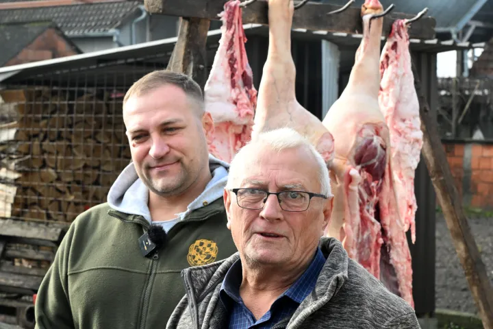 Stari Mikanovci, 08.12.2025. - Potpredsjednik Vlade i ministar poljoprivrede, &scaron;umarstva i ribarstva David Vlajčić&nbsp;u ponedjeljak, 8. prosinca 2025. godine&nbsp;sudjelovao je u tradicionalnoj svinjokolji kod Marka Ljubasa u Starim Mikanovcima (kod Vinkovaca). Na fotgrafiji Marko Ljubas i David Vlajčić. foto HINA/ Gordan Panić/ tm