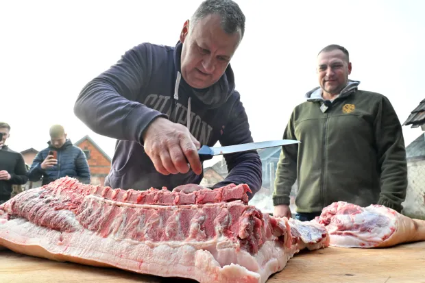 Stari Mikanovci, 08.12.2025. - Potpredsjednik Vlade i ministar poljoprivrede, &scaron;umarstva i ribarstva David Vlajčić&nbsp;u ponedjeljak, 8. prosinca 2025. godine&nbsp;sudjelovao je u tradicionalnoj svinjokolji kod Marka Ljubasa u Starim Mikanovcima (kod Vinkovaca). foto HINA/ Gordan Panić/ tm