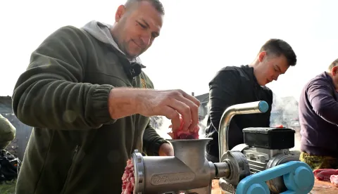 Stari Mikanovci, 08.12.2025. - Potpredsjednik Vlade i ministar poljoprivrede, šumarstva i ribarstva David Vlajčić u ponedjeljak, 8. prosinca 2025. godine sudjelovao je u tradicionalnoj svinjokolji kod Marka Ljubasa u Starim Mikanovcima (kod Vinkovaca). Na fotografiji David Vlajčić. foto HINA/ Gordan Panić/ tm