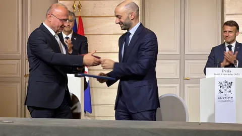 Pariz, 08.12.2025 - Hrvatska i Francuska potpisale su u ponedjeljak u Parizu ugovor o nabavi 18 samohodnih haubica Caesar MK2 i pismo namjere o pobolj?anju sposobnosti borbenih zrakoplova Rafale, u okviru Akcijskog plana za razdoblje 2026.-2028. za provedbu hrvatsko-francuskog strate?kog partnerstva. foto HINA/ Slavko VUKADIN/ ik
