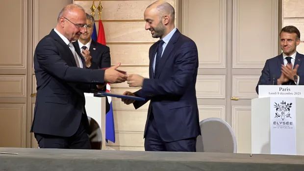 Pariz, 08.12.2025 - Hrvatska i Francuska potpisale su u ponedjeljak u Parizu ugovor o nabavi 18 samohodnih haubica Caesar MK2 i pismo namjere o pobolj?anju sposobnosti borbenih zrakoplova Rafale, u okviru Akcijskog plana za razdoblje 2026.-2028. za provedbu hrvatsko-francuskog strate?kog partnerstva. foto HINA/ Slavko VUKADIN/ ik