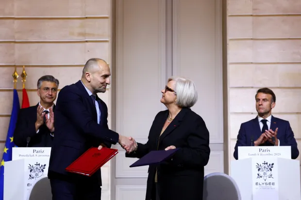 epa12579339 French Defence and Veterans Minister Catherine Vautrin (2R) and Croatia's Defence Minister Ivan Anusic (2L) shake hands as they sign a letter of intent next to French President Emmanuel Macron (R) and Croatia's Prime Minister Andrej Plenkovic (L), at Elysee Palace in Paris, France, 08 December 2025. EPA/GONZALO FUENTES/POOL MAXPPP OUT