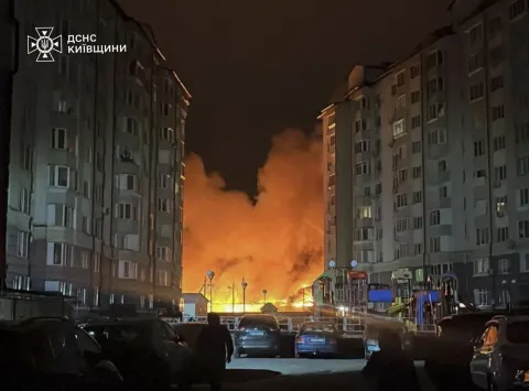 epa12573809 ​A handout photo made available by the State Emergency Service shows a fire in a residential area after Russian missiles and drone strikes in the Kyiv region of Ukraine, 06 December 2025, amid the ongoing Russian invasion. At least eight people were injured after Russian shelling overnight in Ukraine, with 51 missiles of different types and 653 shock drones, according to the State Emergency Service report. EPA/STATE EMERGENCY SERVICE HANDOUT HANDOUT HANDOUT EDITORIAL USE ONLY/NO SALES