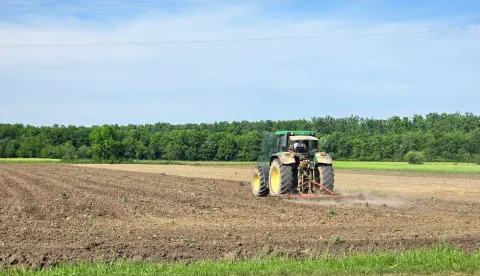 Poljoprivreda traktor polje oranica oranje ilustracija SlavonijaMario Mihaljevic