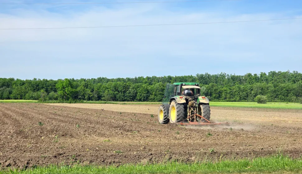 Poljoprivreda traktor polje oranica oranje ilustracija SlavonijaMario Mihaljevic