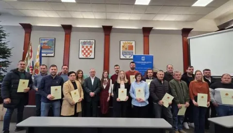 VINKOVCIVukovarsko-srijemska županija je na temelju 2. javnog poziva za unapređenje poljoprivrede i ruralnog područja poljoprivrednicima uručila 22 ugovora ukupne vrijednosti 62.000 eura.prosinac 2025.
