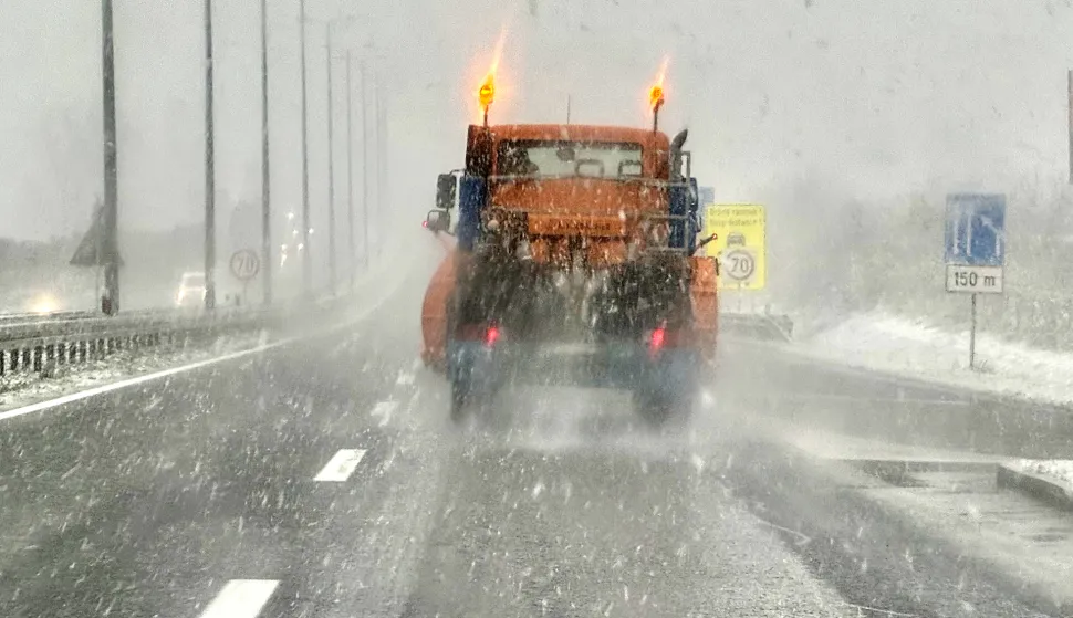 Osijek, 22. 11. 2025., snijeg, gust snijeg, prvi snijeg 2025, promet; prometnice, ralica; sol na cestama; zimska služba; zimski uvijeti na cestama; snijeg na cestama; či&scaron;ćenje prometnicaSNIMIO BRUNO JOBST
