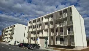 redani ključevi 38 novih stanova za Si&scaron;čaneSisak, 05.12.2025 -  Potpredsjednik Vlade i ministar prostornoga uređenja, graditeljstva i državne imovine Branko Bačić u petak je nazočio uručenju ključeva za 38 stanova u dvije nove vi&scaron;estambene zgrade u sisačkoj Ulici Tina Ujevića. foto HINA/ MPGI/ ik