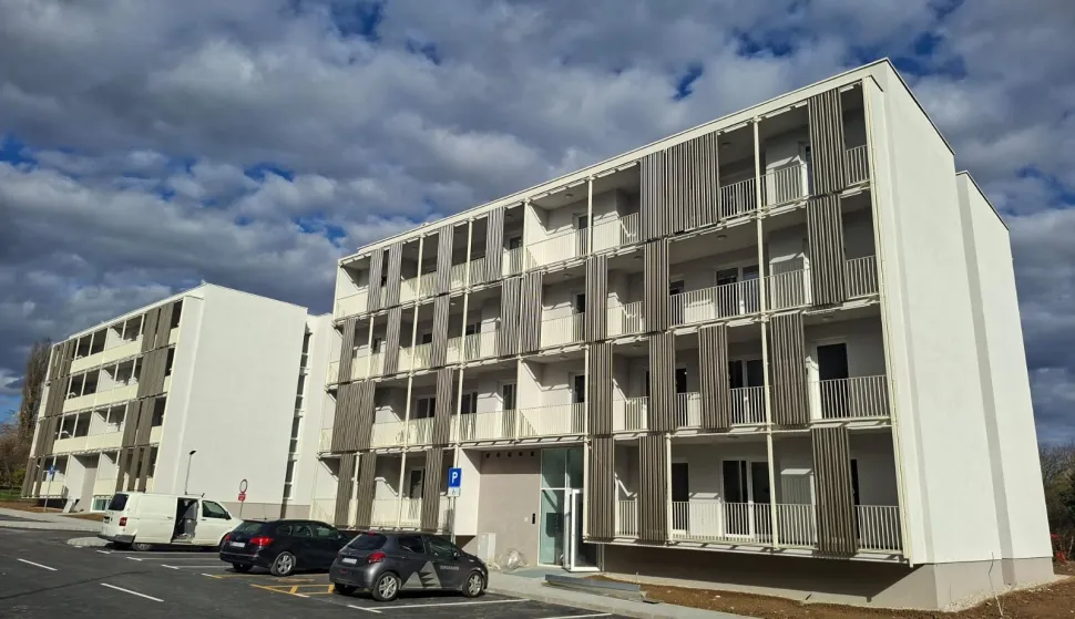 redani ključevi 38 novih stanova za Si&scaron;čaneSisak, 05.12.2025 -  Potpredsjednik Vlade i ministar prostornoga uređenja, graditeljstva i državne imovine Branko Bačić u petak je nazočio uručenju ključeva za 38 stanova u dvije nove vi&scaron;estambene zgrade u sisačkoj Ulici Tina Ujevića. foto HINA/ MPGI/ ik