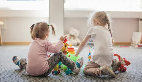 Vrtićke grupe su prevelike, a odgojitelja nedostajeSubtitle&Scaron;to vam vrijedi ako u malenoj općini gdje nema puno djece po razvijenosti dajete vi&scaron;e novaca, a istovremeno veliki gradovi "grcaju" s djecom i dobivaju manje sredstava jer su razvijeniji, pita se Kristina Zorić BeslemaTextProsvjed zaposlenih u pred&scaron;kolskom odgoju zbog nezadovoljstva uvjetima rada u vrtićima bit će održan 12. travnja na Trgu bana Jelačića u Zagrebu. Organizatori prosvjeda su udruga SIDRO, Sindikat odgoja i obrazovanja, medija i kulture Hrvatske (SOMK) i strukovne udruge odgojitelja Krijesnice Čakovec i Terina Vukovar