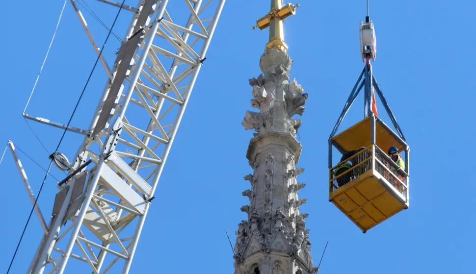 Zagreb, 07.04.2020. - Nastavak priprema za ru&scaron;enje dijela sjevernog tornja i uklanjanje &scaron;teta na zagrebačkoj katedrali nakon potresa koji je pogodio Zagreb.Na fotografiji Zagrebačka katedrala.foto HINA/ Edvard &Scaron;U&Scaron;AK/ es