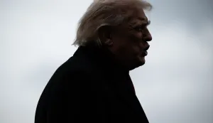 epa12542648 US President Donald Trump speaks to members of the media on the South Lawn of the White House before boarding Marine One in Washington, DC, USA, 22 November 2025. EPA/GRAEME SLOAN/POOL