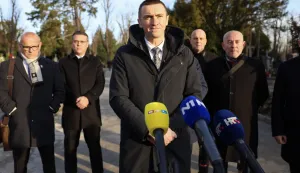 Zagreb, 10.12.2025 - Izaslanstvo Domovinskog pokreta na čelu s predsjednikom Ivanom Penavom položili su vijenac i zapalili svijeću na grob dr. Franje Tuđmana na Mirogoju, povodom 26. godi&scaron;njicu smrti. Ivan Penava dao je izjavu za medije.foto HINA/ Damir SENČAR/ ds