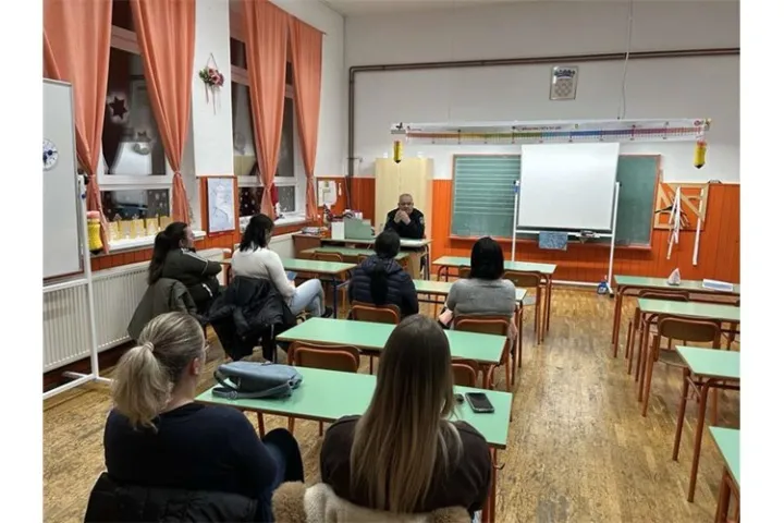 Osnovna &scaron;kola Kozarac, policija, edukacija, roditelji, djeca, promet, prosinac 2025.