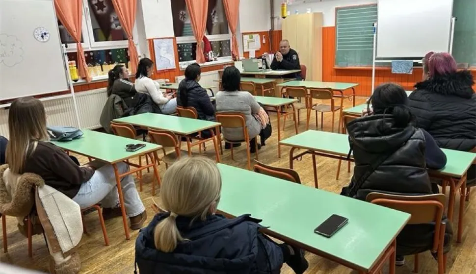 Osnovna &scaron;kola Kozarac, policija, edukacija, roditelji, djeca, promet, prosinac 2025.