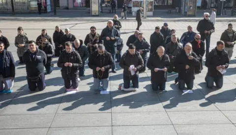 04.03.2023., Osijek - Ispred osjecke Konkatedrale okupljeni muskari klecali i molili krunicu. Photo: Davor Javorovic/PIXSELL