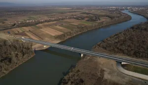 17.02.2023., naselje Catrnja, Gradiska, Bosna i Hercegovina - Iako je novi most na Savi kod Gradiske odavno zavrsen, radovi na novom granicnom prijelazu izmedju BiH i Hrvatske i dalje traju. Most je dug 426 metara i ima po dvije prometne trake u svakom smjeru, a vrijedan je 19 milijuna eura. Photo: Dejan Rakita/PIXSELL