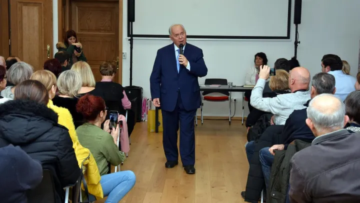 BELI&Scaron;ĆEU Gradskoj je knjižnici i čitaonici predstavljena zbirka poezije Beli&scaron;ćanina Josipa Frajlića Ronija. Zbirka naslovljena "Pitanja starija od mene" prosinac 2025.